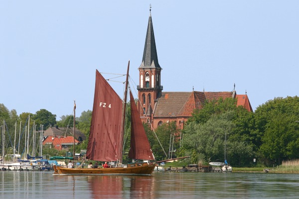 Hafen und Kirche Wustrow
